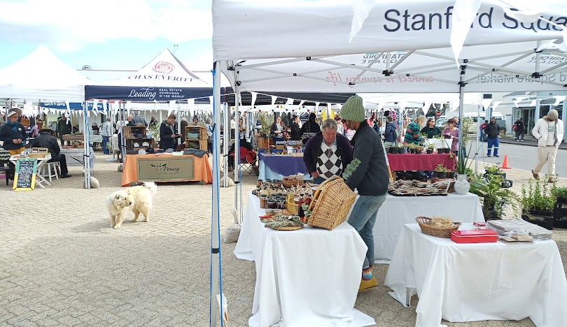 Stanford market full of tourists buying and shoping